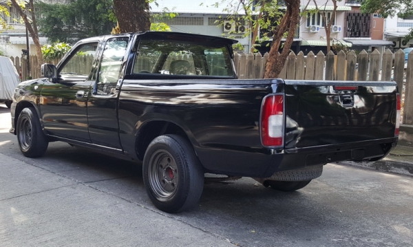 NISSAN FRONTIER 2.7 KING CAB สีดำ ปี2005 เกียร์ธรรมดา