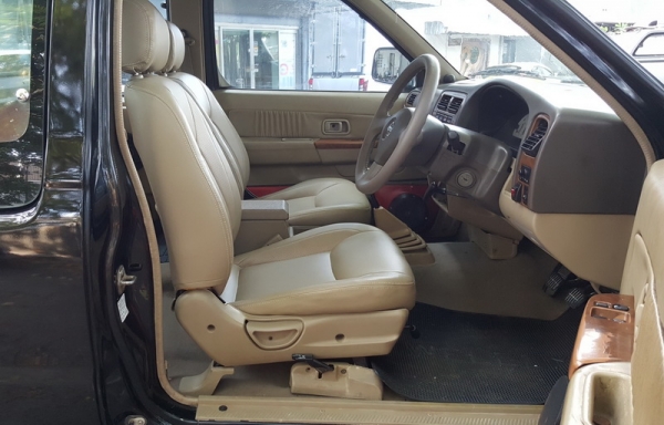 NISSAN FRONTIER 2.7 KING CAB สีดำ ปี2005 เกียร์ธรรมดา