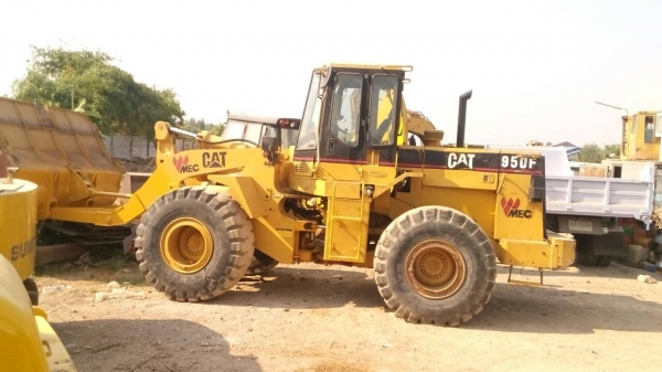 ขายรถตักล้อยาง CAT-950-Fสภาพสวยต่อแขนแล้วภายในเก๋งสวยเหลือเก็บบอดี้แผงข้างตัวรถ