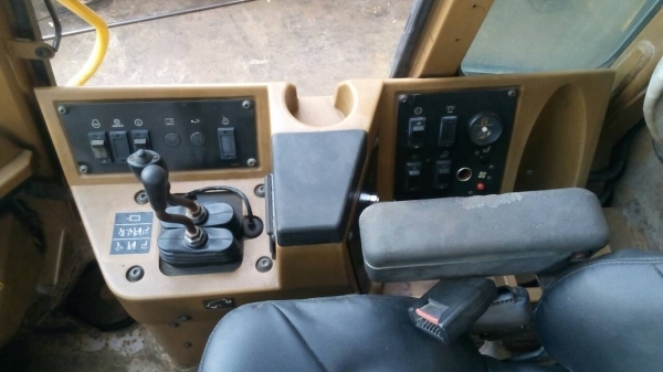 ขายรถตักล้อยาง CAT-950-Fสภาพสวยต่อแขนแล้วภายในเก๋งสวยเหลือเก็บบอดี้แผงข้างตัวรถ