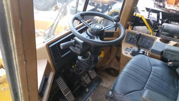 ขายรถตักล้อยาง CAT-950-Fสภาพสวยต่อแขนแล้วภายในเก๋งสวยเหลือเก็บบอดี้แผงข้างตัวรถ