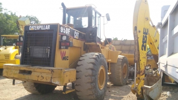 ขายรถตักล้อยาง CAT-950-Fสภาพสวยต่อแขนแล้วภายในเก๋งสวยเหลือเก็บบอดี้แผงข้างตัวรถ