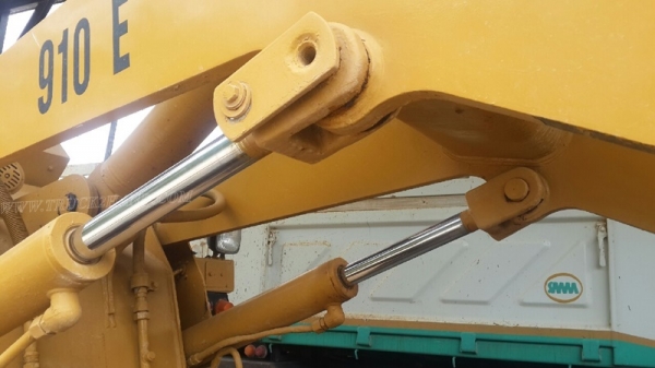 รถตัก CAT รุ่น 910E ขับเคลื่อน 2 เพลา 75 แรงม้า ปีจดทะเบียน 2534