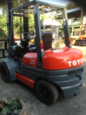 +++ ขายโฟล์คลิฟท์  TOYOTA 6FD25  ขนาด  2.5  ตัน  เครื่องยนต์ดีเซล  เสา  4  เมตร  ฮิ้งค์โฟล์ค  ล้อหน้าคู่  เกียร์ธรรมดา  ยางตัน