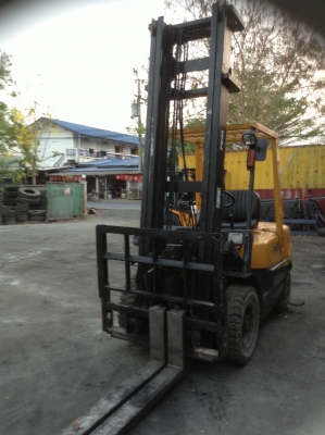 +++ ขายโฟล์คลิฟท์  T.C.M. FD25 รุ่น  700  ซีรีส์  ขนาด  2.5  ตัน   เครื่องยนต์ดีเซล  (รถนอก)  เสา  4.2  เมตร   เกียร์ธรรมดา  งา 1,070  มม.  ยางตัน 4 เส้น