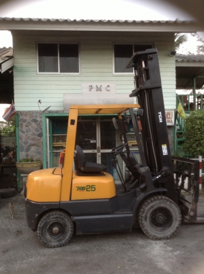 +++ ขายโฟล์คลิฟท์  T.C.M. FD25 รุ่น  700  ซีรีส์  ขนาด  2.5  ตัน   เครื่องยนต์ดีเซล  (รถนอก)  เสา  4.2  เมตร   เกียร์ธรรมดา  งา 1,070  มม.  ยางตัน 4 เส้น