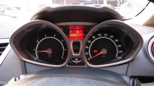 ForD FiesTa 1.6S รุ่นท็อป สีแดง ปี2011