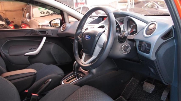 ForD FiesTa 1.6S รุ่นท็อป สีแดง ปี2011 ForD FiesTa 1.6S รุ่นท็อป สีแดง ปี2011