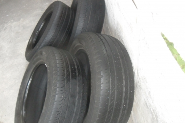 ยาง บริสโตน 235/60R17ปี13 สวยๆ 4 เส้น ราคา 3500 บาท
