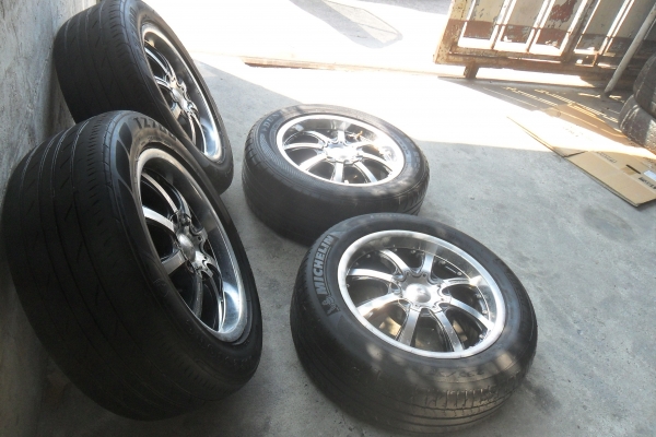 ล้อแม็ก17นิ้ว6รู พร้อมยาง สวยๆ 4 ล้อ ราคา 7900 บาท