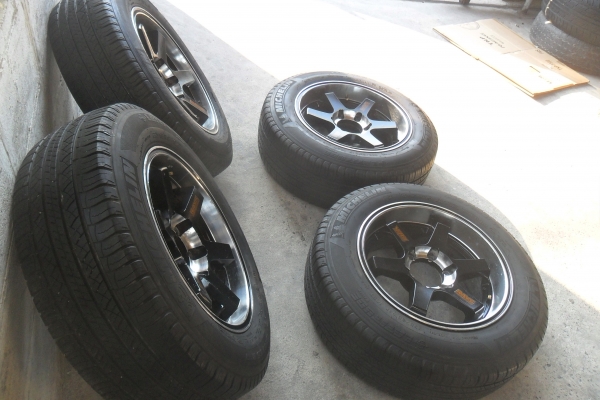 ล้อแม็ก17นิ้ว6รุ พร้อมยาง สวยๆ 4 ล้อ ราคา 8900 บาท