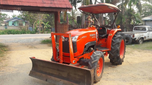 ขายรถไถ KUBOTA L4708 สภาพดีเดิมๆพร้อมใช้งาน อุปกรณ์ครบ 3 ชิ้นมีพร้อมดันหน้า ผานพรวนและ โรตารี่ ขายรถไถ KUBOTA L4708 สภาพดีเดิมๆพร้อมใช้งาน อุปกรณ์ครบ 3 ชิ้นมีพร้อมดันหน้า ผานพรวนและ โรตารี่