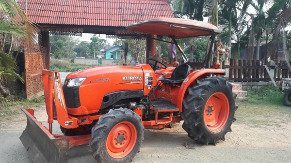 ขายรถไถ KUBOTA L4708 สภาพดีเดิมๆพร้อมใช้งาน อุปกรณ์ครบ 3 ชิ้นมีพร้อมดันหน้า ผานพรวนและ โรตารี่ ขายรถไถ KUBOTA L4708 สภาพดีเดิมๆพร้อมใช้งาน อุปกรณ์ครบ 3 ชิ้นมีพร้อมดันหน้า ผานพรวนและ โรตารี่