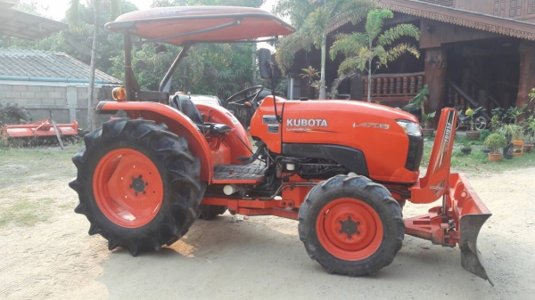 ขายรถไถ KUBOTA L4708 สภาพดีเดิมๆพร้อมใช้งาน อุปกรณ์ครบ 3 ชิ้นมีพร้อมดันหน้า ผานพรวนและ โรตารี่ ขายรถไถ KUBOTA L4708 สภาพดีเดิมๆพร้อมใช้งาน อุปกรณ์ครบ 3 ชิ้นมีพร้อมดันหน้า ผานพรวนและ โรตารี่