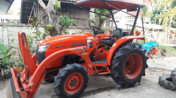 ขายรถไถ KUBOTA L3608 สภาพดีเดิมๆพร้อมใช้งาน อุปกรณ์ครบ 3 ชิ้นมีพร้อมดันหน้า ผานพรวนและ โรตารี่