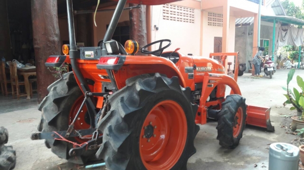 ขายรถไถ KUBOTA L3608 สภาพดีเดิมๆพร้อมใช้งาน อุปกรณ์ครบ 3 ชิ้นมีพร้อมดันหน้า ผานพรวนและ โรตารี่