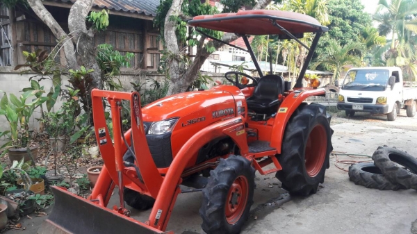 ขายรถไถ KUBOTA L3608 สภาพดีเดิมๆพร้อมใช้งาน อุปกรณ์ครบ 3 ชิ้นมีพร้อมดันหน้า ผานพรวนและ โรตารี่