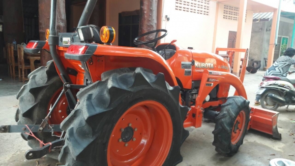 ขายรถไถ KUBOTA L3608 สภาพดีเดิมๆพร้อมใช้งาน อุปกรณ์ครบ 3 ชิ้นมีพร้อมดันหน้า ผานพรวนและ โรตารี่