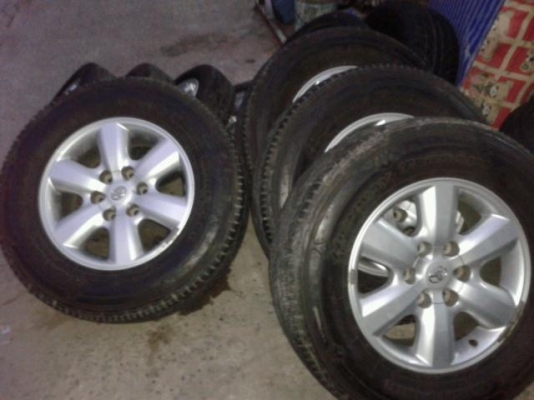 ขายแม๊ก TOYATA พร้อมยาง  สวยมากครับ 265-65-17 ยางปี 2010