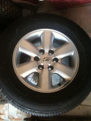 ขายแม๊ก TOYATA พร้อมยาง  สวยมากครับ 265-65-17 ยางปี 2010