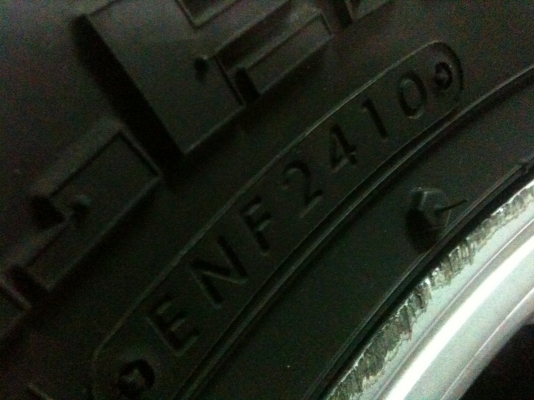 ขายแม๊ก TOYATA พร้อมยาง  สวยมากครับ 265-65-17 ยางปี 2010