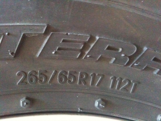 ขายแม๊ก TOYATA พร้อมยาง  สวยมากครับ 265-65-17 ยางปี 2010