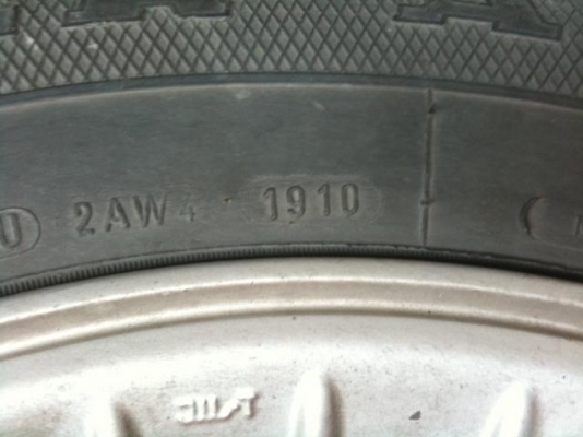 แม๊กพร้อมยาง อีซูซุ ขอบ 15 สภาพใช้อีกนานครับ ครบ 4 วง