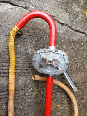 มือหมุนน้ำมัน รอบละลิตร เก่าญี่ปุ่น