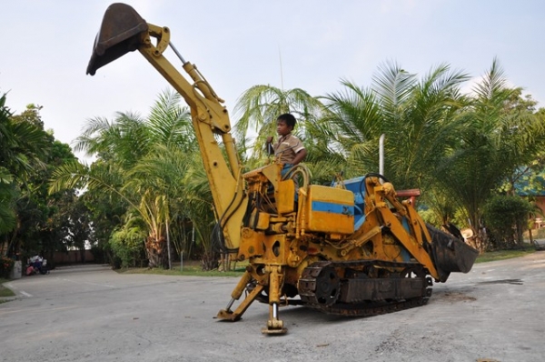 ขายรถหน้าตักหลังขุด KOMATSU D10S ขายรถหน้าตักหลังขุด KOMATSU D10S