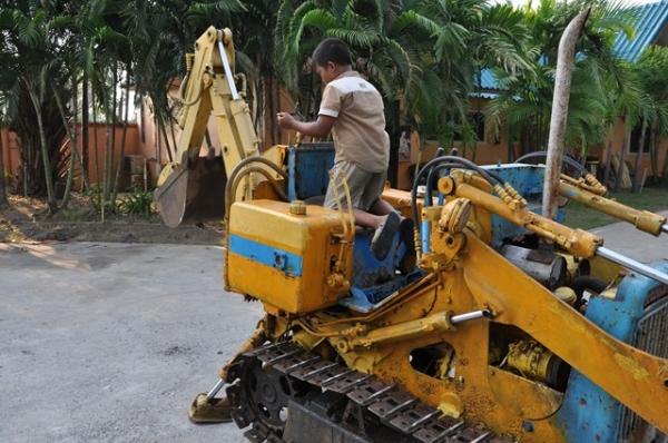ขายรถหน้าตักหลังขุด KOMATSU D10S ขายรถหน้าตักหลังขุด KOMATSU D10S