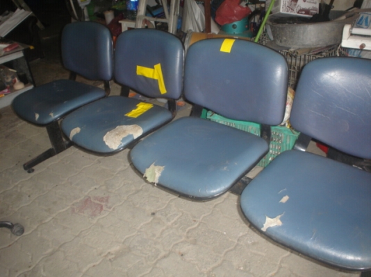 ม้ายาวนั่งได้หลายคน  ขายถูกๆๆ  มีเบาะขาด  ราคา1500บาท