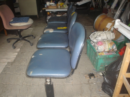 ม้ายาวนั่งได้หลายคน  ขายถูกๆๆ  มีเบาะขาด  ราคา1500บาท