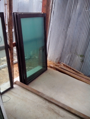 ขายกระจกบานเลื่อนครบชุดราคาถูก