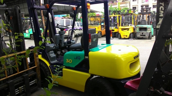 ขายรถยกโฟร์คลิฟท์ดีเซลใช้แล้ว ขนาด 3 ตัน นำเข้าจาก Japan MAKER : KOMATSU ( 3 TONS) MODEL : FD30C-12 DIESEL ENGINE CLUTCH SPEC : 4 M.MAST, FORK LENGTH 1220 MM. ราคา 330,000
