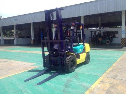 ขายรถยกโฟร์คลิฟท์ดีเซลใช้แล้ว ขนาด 3 ตัน นำเข้าจาก Japan MAKER : KOMATSU ( 3 TONS) MODEL : FD30C-12 DIESEL ENGINE CLUTCH SPEC : 4 M.MAST, FORK LENGTH 1220 MM. ราคา 330,000