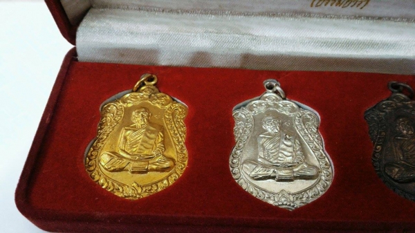 หลวงปู่ทิม วัดละหารไร่ จ.ระยอง เหรียญเสมา 4 เหรียญ ตอกโค๊ดเก่าเดิม