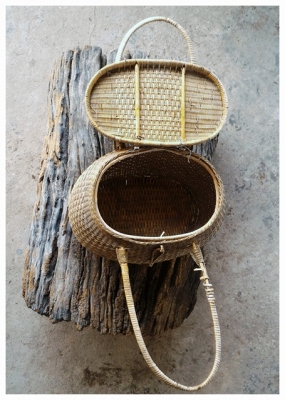 ครกไม้โบราณ ขายพร้อมกับตะกร้าหวายไม้เก่าสวย เนื้อแข็งและหนักมาก เป็นไม้ที่ถูกกฏหมายครับ อายุเกือบจะร้อยปีได้