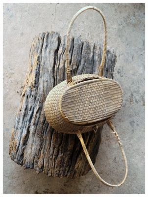 ครกไม้โบราณ ขายพร้อมกับตะกร้าหวายไม้เก่าสวย เนื้อแข็งและหนักมาก เป็นไม้ที่ถูกกฏหมายครับ อายุเกือบจะร้อยปีได้