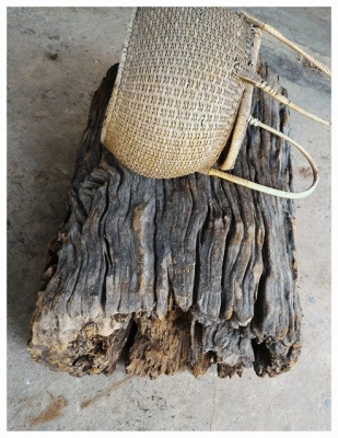 ครกไม้โบราณ ขายพร้อมกับตะกร้าหวายไม้เก่าสวย เนื้อแข็งและหนักมาก เป็นไม้ที่ถูกกฏหมายครับ อายุเกือบจะร้อยปีได้