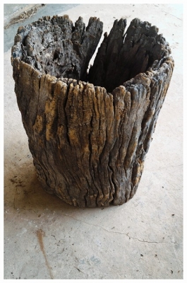 ครกไม้โบราณ ขายพร้อมกับตะกร้าหวายไม้เก่าสวย เนื้อแข็งและหนักมาก เป็นไม้ที่ถูกกฏหมายครับ อายุเกือบจะร้อยปีได้