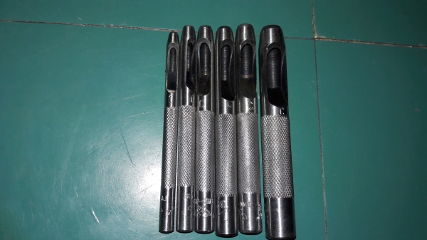 ขายตุ๊ดตู่ตราขวานคู่เจาะหนังผ้าใบยกชุด5ตัว