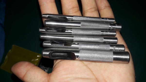 ขายตุ๊ดตู่ตราขวานคู่เจาะหนังผ้าใบยกชุด5ตัว