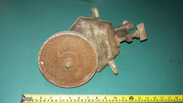 ขายหินเจียรมือหมุนงานเก่าพร้อมใบเจียรขนาด6นิ้ว สภาพดีหนักมากๆ