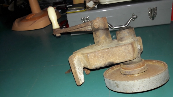 ขายหินเจียรมือหมุนงานเก่าพร้อมใบเจียรขนาด6นิ้ว สภาพดีหนักมากๆ