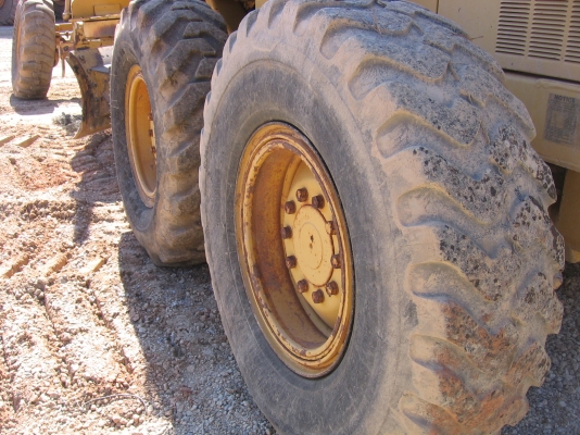 รถเกรด Caterpillar 140H ชั่วโมงน้อย สต็อกจากอเมริกา สนใจโทร. 080-6565422 (หนิง)