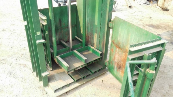 เครื่องอัดกระดาษ อัดได้ 150 kg.สภาพใหม่ใช้งานมาน้อย ไฮดรอลิคมือโยก สมบูรณ์พร้อมใช้มาเทสได้