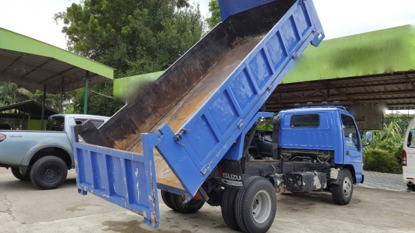 รถอีซูซู 6 ล้อดั้ม NKR 130 แรงม้า. ปี 46.    สนใจติดต่อ  081 - 6079515