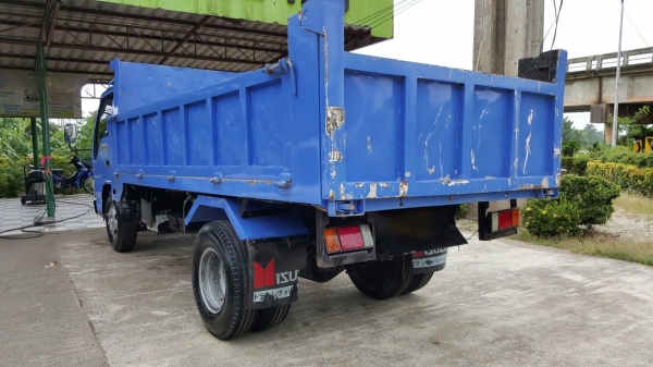 รถอีซูซู 6 ล้อดั้ม NKR 130 แรงม้า. ปี 46.    สนใจติดต่อ  081 - 6079515