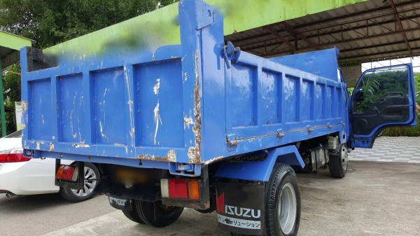 รถอีซูซู 6 ล้อดั้ม NKR 130 แรงม้า. ปี 46.    สนใจติดต่อ  081 - 6079515