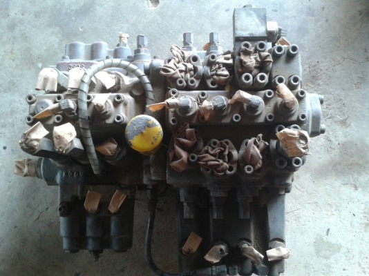 คอนโทรลวาวล์ คอนโทรลสำหรับรถขุด HITACHI EX120-2-3  ของเก่านอก ราคา 42,000 บาท